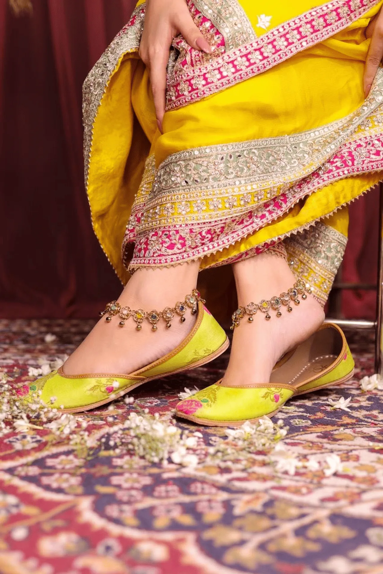 Tota Mainaa - Green Jutti Set