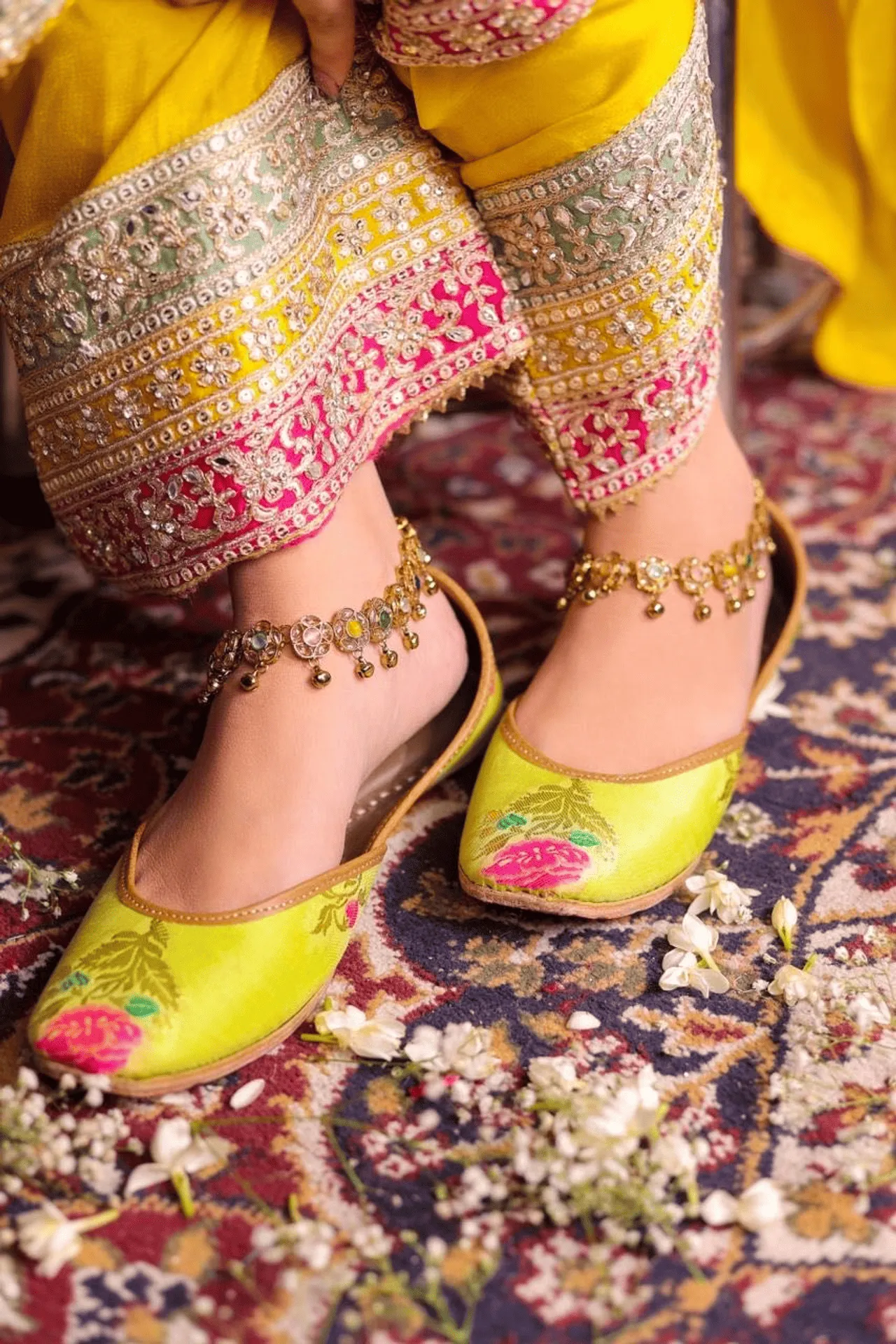 Tota Mainaa - Green Jutti Set